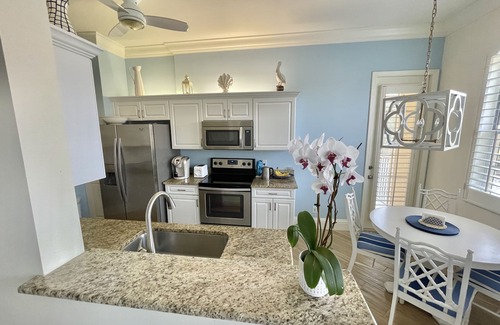 Pelican Bay Condo | PELICAN BAY, 2025 SEASON! Close To Pool/Beach/Shopping/Fitness Cntr, Lakefront