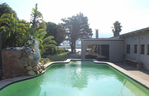 Grassy Park Villa | Pelican Christian Lodge
