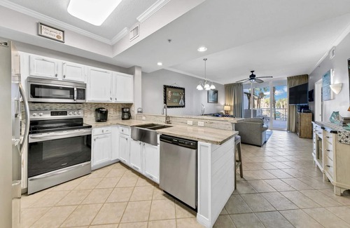 Fort Walton Beach Condo | Pelican L07 Lanai Level 2B/2Ba + Bunkroom and Fun Tiki Bar on balcony