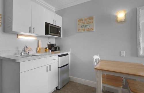 Clearwater Beach Condo | Pelican Pointe 221:Walk to Beach~Pool~Free Parking