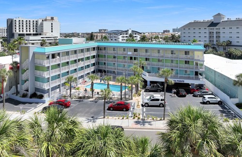 Clearwater Beach Condo | Pelican Pointe 221:Walk to Beach~Pool~Free Parking