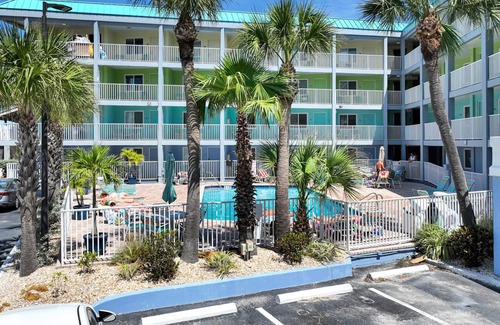 Clearwater Beach Condo | Pelican Pointe 221:Walk to Beach~Pool~Free Parking
