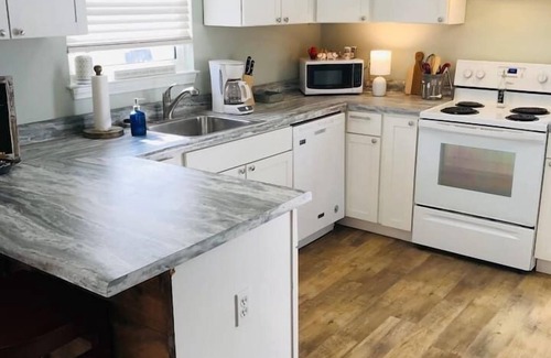 Port St. Joe House | Pelicans Post - Close to Downtown & Beaches - King Bed - Boat Parking - NO Pet Fees !