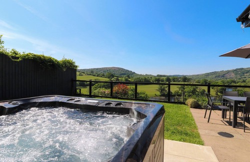 Builth Wells Cottage | PEN Y BANC, pet friendly, with hot tub in Builth Wells