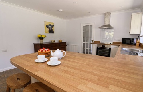 Aberedw House | PEN Y MAES, pet friendly, with hot tub in Builth Wells