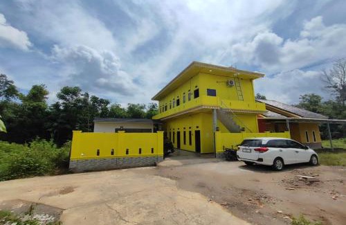 Banyuasin Hotel | Penginapan Dvn & Tmy 01 Mitra RedDoorz