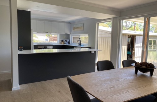 Cowes House | Penguins on Church -800m to Main Street, 120m to beach, 1km to boat ramp