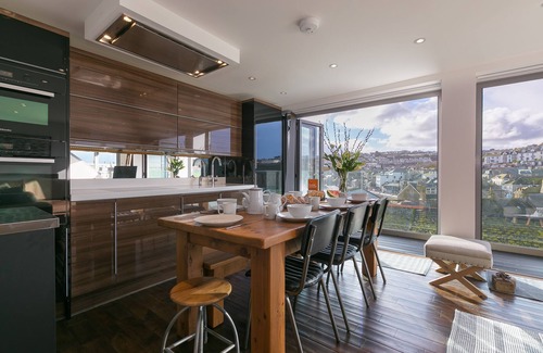 St Ives House | Penhaven - Downalong St Ives – Sleeps 8 – Sea Views – Parking for One Car