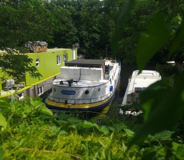 Vigneux-sur-Seine Boat Rental | Peniche refuge Seine