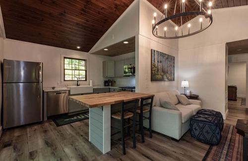 Deep Gap Cabin | Penny Creek Cabin 2 bed 1 bath sleeps 6,Creekside*