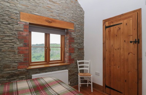 Ynysddu Cottage | PENRHIWARWYDD BARN, pet friendly, with a garden in Pontywaun