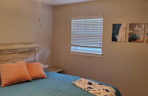 West Pensacola House | Pensacola Home 3 BR & 2 BA & Ping Pong table, kitchen & laundry, yard for Pets.