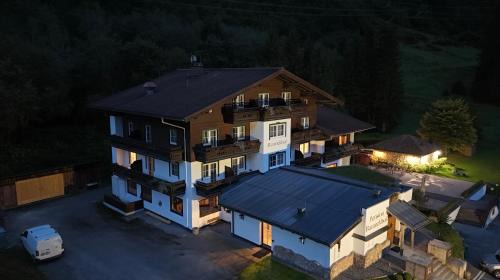 Kaprun Hotel | Pension Baranekhof - closest to the Kitzsteinhorn Ski Resort