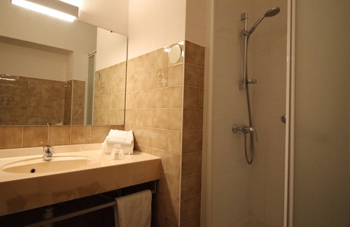Lamalou-les-Bains Apartment | Pension hotel 30 metres from the spa