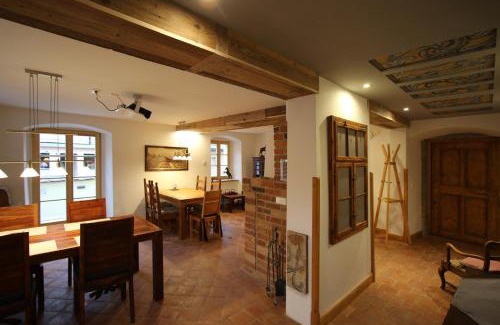 Bernstadt a. d. Eigen House | Pension und Falknerei an der alten Schmiede