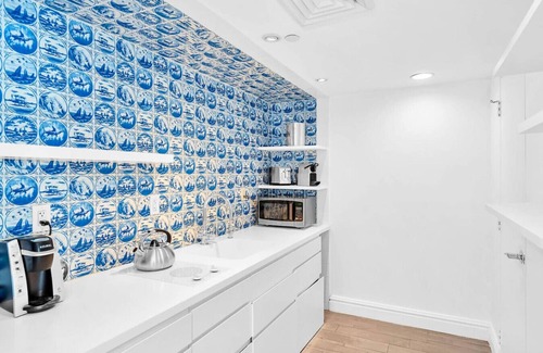 West Avenue Apartment | Penthouse 2 Bed 2 Bath Bay View with Balcony