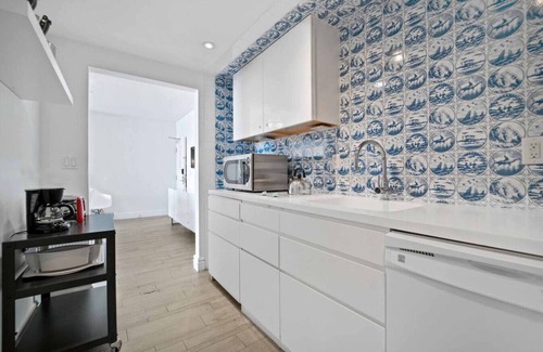 West Avenue Apartment | Penthouse 2 Bed 2 Bath Bay View with Balcony