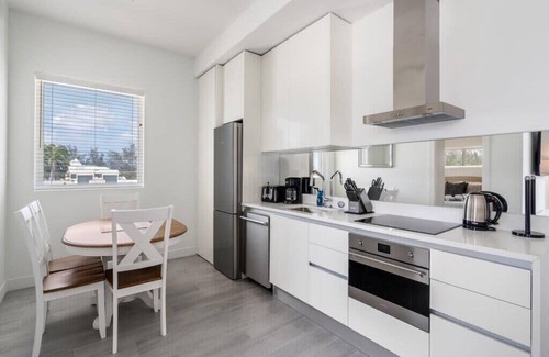 Seven Mile Beach Apartment | Penthouse 2BR/2BTH Apt/w Rooftop Pool Near Beach