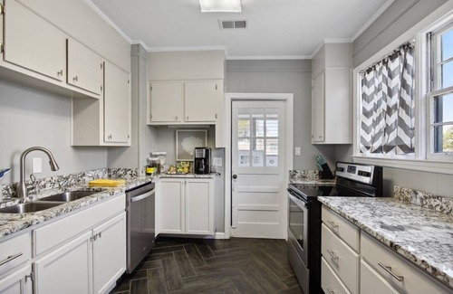 Historic Downtown Savannah Apartment | Penthouse 310: Jones Street!