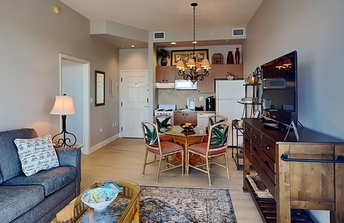 Fort Myers Beach Condo | Penthouse Condo with Balcony View Dining,Pool,Gym + Restaurant