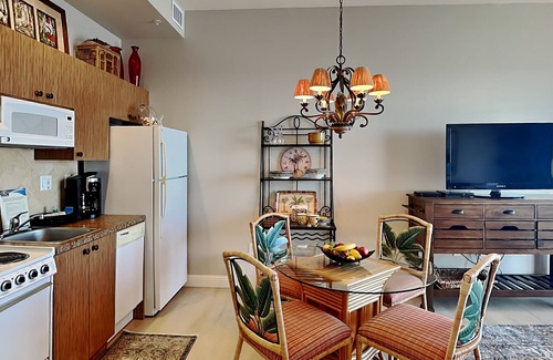 Fort Myers Beach Condo | Penthouse Condo with Balcony View Dining,Pool,Gym + Restaurant