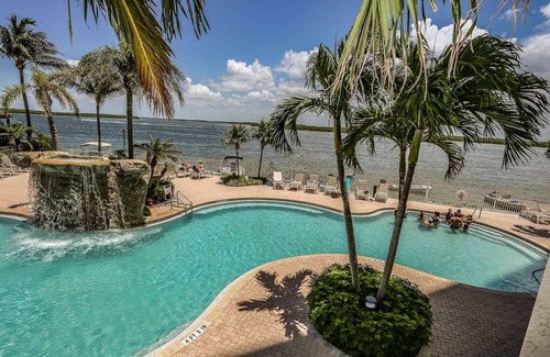 Fort Myers Beach Condo | Penthouse Condo with Balcony View Dining,Pool,Gym + Restaurant