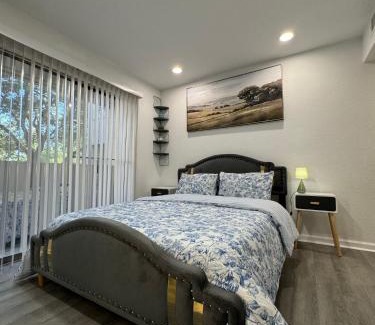 Dallas Apartment | PENTHOUSE l DT DALLAS l 5 Min from Love Field