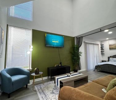 Dallas Apartment | PENTHOUSE l DT DALLAS l 5 Min from Love Field