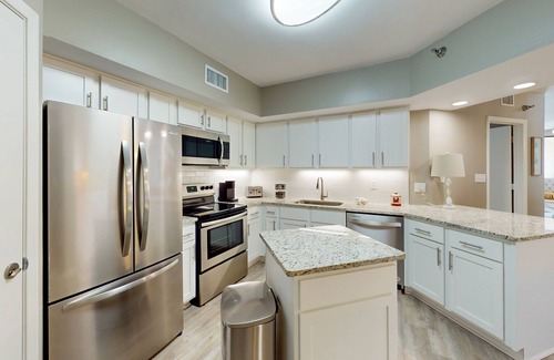 Orange Beach Condo | Penthouse-level condo with ocean views, beachfront access, pools, hot tub, & gym