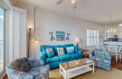 Gulf Shores Condo | Penthouse-level, waterfront condo with epic Gulf-view balcony, pools, & gym