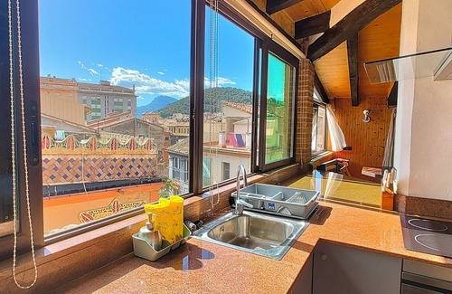 Olot Apartment | Penthouse-loft with natural light and sun all day overlooking the city center.