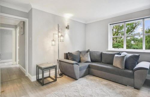 Knaphill Apartment | Penthouse Long Stay Gem Free Parking Ideal