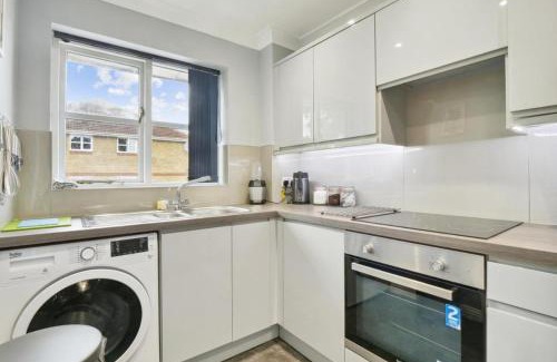 Knaphill Apartment | Penthouse Long Stay Gem Free Parking Ideal