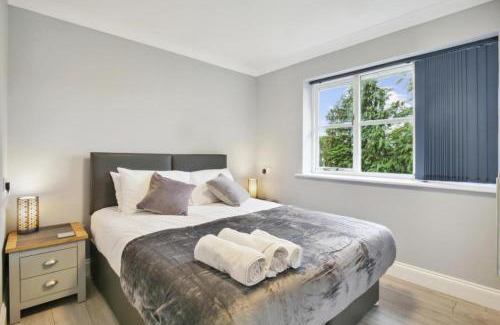 Knaphill Apartment | Penthouse Long Stay Gem Free Parking Ideal