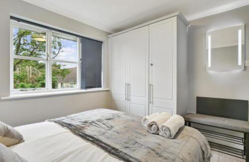 Knaphill Apartment | Penthouse Long Stay Gem Free Parking Ideal
