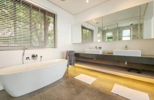 Camps Bay Villa | Penthouse Luxury, hot tub, Camps Bay Beach views