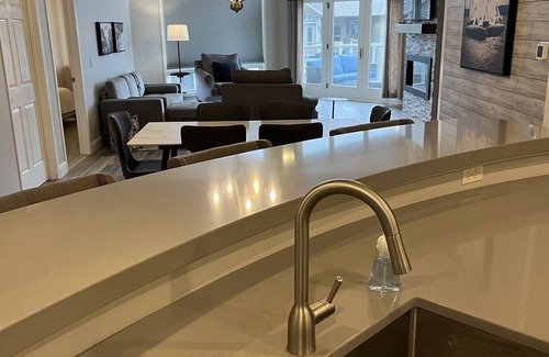Arnolds Park Condo | Penthouse Luxury with Lake Views & 6 FREE waterpark passes daily at Bridges Bay.