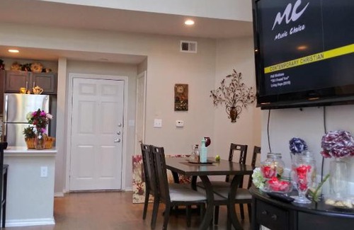 Las Colinas House | Penthouse on Lake Carolyn