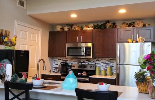 Las Colinas House | Penthouse on Lake Carolyn