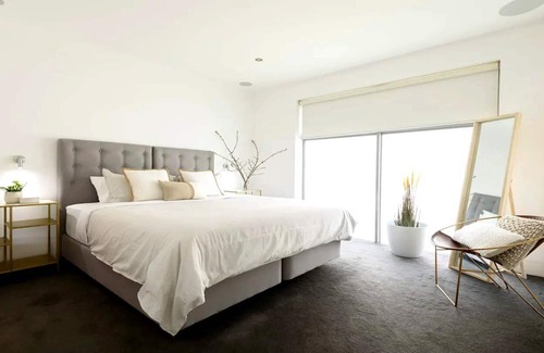 St Kilda Apartment | Penthouse on Parade (Walk to Beach)