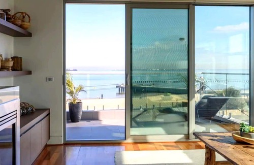 St Kilda Apartment | Penthouse on Parade (Walk to Beach)