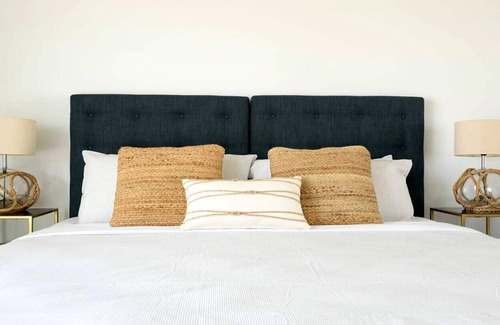 St Kilda Apartment | Penthouse on Parade (Walk to Beach)