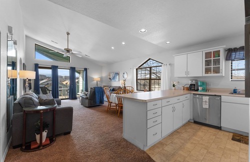 Branson Condo | Penthouse | Quiet End Unit Near Strip + Pool