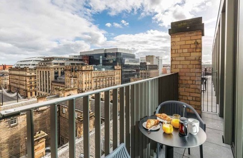 City Centre Glasgow Apartment | PENTHOUSE STUDIO WID FANTASTIC VIEWS OVER GLASGOW CITY CENTRE