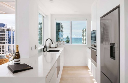 Mount Maunganui Apartment | Penthouse Views | Pool + Parking | Luxury Stay