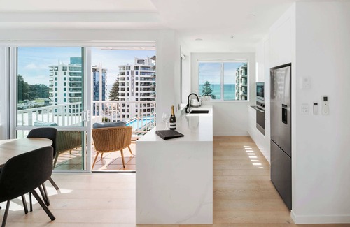 Mount Maunganui Apartment | Penthouse Views | Pool + Parking | Luxury Stay