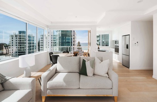 Mount Maunganui Apartment | Penthouse Views | Pool + Parking | Luxury Stay