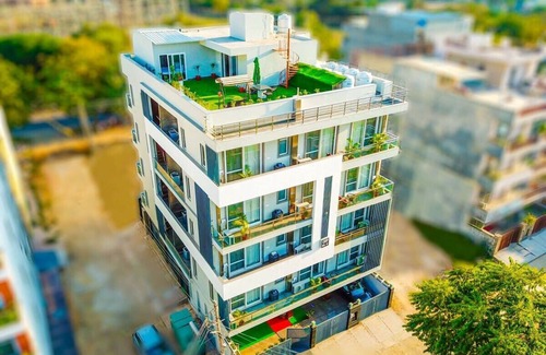 Sushant Lok Apartment | Penthouse W/Jacuzzi, Garden & Extra Room| Pets OK
