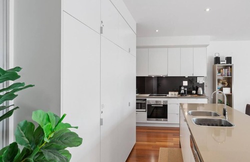Cowes House | Penthouse Waterfront Apt Sleep 4