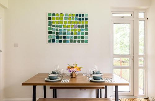 West Hill Apartment | PenthouseStays Wimbledon - Chic 2 Bedroom King Bed Apartment with Balcony - 2 mins from Wimbledon Tennis Club and Museum - AELTC